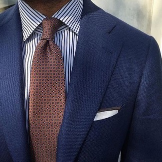 Comment porter une cravate á pois tabac pour un style chic decontractés: Marie un blazer bleu marine avec une cravate á pois tabac pour un look pointu et élégant.