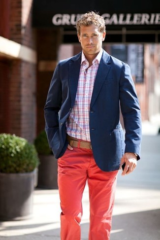Comment porter un pantalon chino rouge avec un blazer bleu marine: Porte un blazer bleu marine et un pantalon chino rouge pour un look idéal au travail.