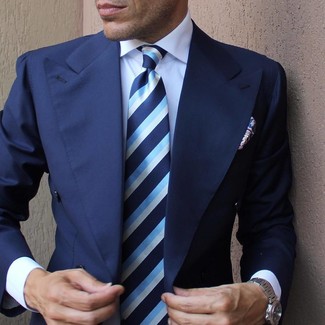 Comment porter une cravate à rayures verticales bleu marine et blanc: Marie un blazer bleu marine avec une cravate à rayures verticales bleu marine et blanc pour un look classique et élégant.