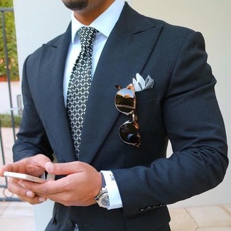 Comment porter une cravate imprimée noire et blanche: Harmonise un blazer bleu marine avec une cravate imprimée noire et blanche pour un look pointu et élégant.