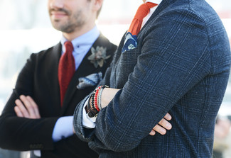 Comment porter une cravate chartreuse: Harmonise un blazer écossais bleu marine avec une cravate chartreuse pour un look pointu et élégant.