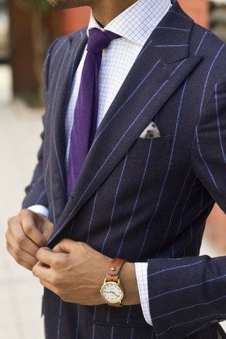Comment porter une cravate pourpre: Associe un blazer à rayures verticales bleu marine avec une cravate pourpre pour dégager classe et sophistication.
