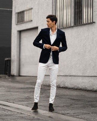 Comment porter un jean déchiré blanc: Opte pour un blazer bleu marine avec un jean déchiré blanc pour une tenue confortable aussi composée avec goût. Jouez la carte classique pour les chaussures et termine ce look avec une paire de bottines chelsea en daim noires.