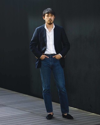Comment porter un blazer: Pense à associer un blazer avec un jean bleu marine pour achever un look habillé mais pas trop. Jouez la carte classique pour les chaussures et choisis une paire de mocassins à pampilles en velours noirs.