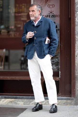 Des chaussures derby à porter avec un blazer bleu après 50 ans: Marie un blazer bleu avec un pantalon chino blanc pour aller au bureau. Apportez une touche d'élégance à votre tenue avec une paire de chaussures derby.