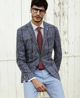 Comment porter une cravate en tricot à 30 ans: Harmonise un blazer en pied-de-poule bleu marine avec une cravate en tricot pour une silhouette classique et raffinée.