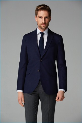 Comment porter une cravate en tricot à 30 ans: Opte pour un blazer bleu marine avec une cravate en tricot pour une silhouette classique et raffinée.