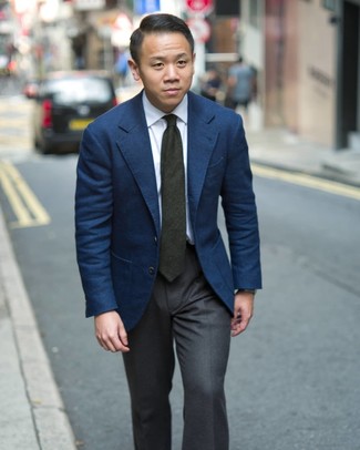 Comment porter une cravate vert foncé: Pense à opter pour un blazer bleu marine et une cravate vert foncé pour un look pointu et élégant.