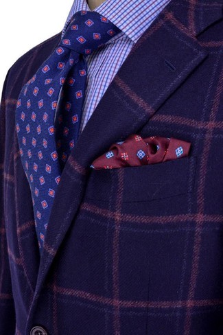 Comment porter une cravate imprimée bleu marine et blanc en été: Opte pour un blazer en laine écossais bleu marine avec une cravate imprimée bleu marine et blanc pour un look pointu et élégant. Une bonne idée de tenue pour cette saison.