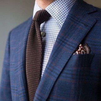 Comment porter un blazer écossais bleu: Pense à associer un blazer écossais bleu avec une chemise de ville à carreaux bleu clair si tu recherches un look stylé et soigné.