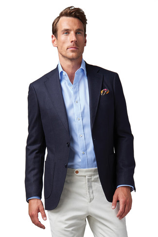 Comment porter une pochette de costume blanc et rouge et bleu marine: Harmonise un blazer bleu marine avec une pochette de costume blanc et rouge et bleu marine pour un look confortable et décontracté.