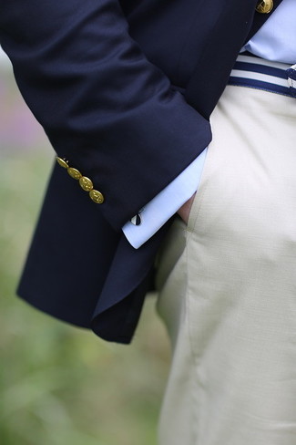 Comment porter une ceinture en toile à 30 ans: Opte pour un blazer bleu marine avec une ceinture en toile pour une tenue relax mais stylée.