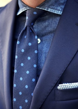 Comment porter une pochette de costume en vichy blanc et bleu: Pour une tenue aussi confortable que ton canapé, associe un blazer bleu marine avec une pochette de costume en vichy blanc et bleu.
