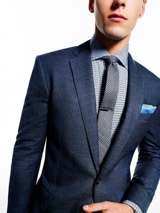Comment porter une cravate á pois noire et blanche: Pense à marier un blazer écossais bleu marine avec une cravate á pois noire et blanche pour dégager classe et sophistication.