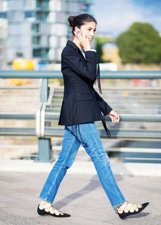 Comment porter des ballerines en cuir noires: Associe un blazer bleu marine avec un jean bleu pour achever un style chic et glamour. Une paire de ballerines en cuir noires apporte une touche de décontraction à l'ensemble.