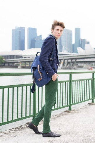 Comment porter un sac à dos bleu à l'adolescence: Pense à opter pour un blazer bleu marine et un sac à dos bleu pour une tenue idéale le week-end. Rehausse cet ensemble avec une paire de slippers en cuir noirs.