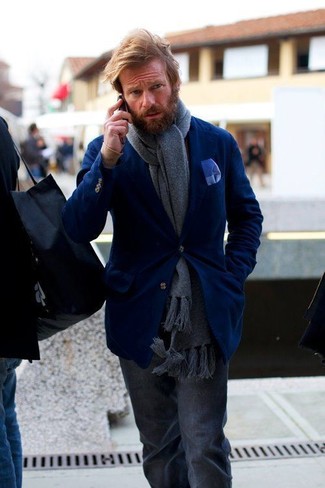 Comment porter une écharpe grise pour un style elégantes: Un blazer bleu marine et une écharpe grise communiqueront une impression de facilité et d'insouciance.