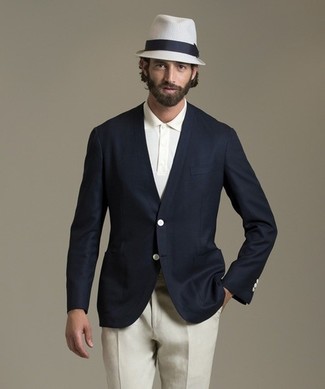Tenue: Blazer bleu marine, Polo blanc, Pantalon chino blanc, Chapeau beige