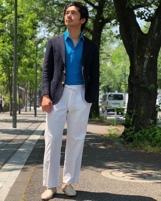 Comment porter un polo bleu clair: Porte un polo bleu clair et un pantalon chino blanc pour un look de tous les jours facile à porter. Jouez la carte classique pour les chaussures et choisis une paire de slippers en cuir beiges.