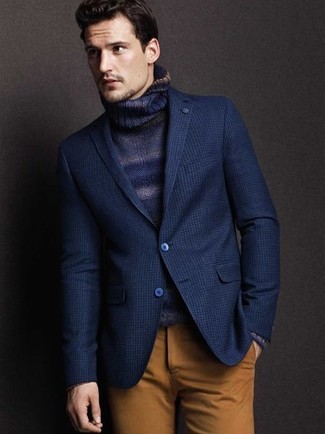 Un pull à col roulé à porter avec un blazer bleu marine: Pense à harmoniser un blazer bleu marine avec un pull à col roulé pour aller au bureau.
