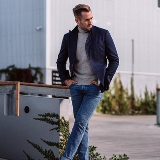 Comment porter un pull à col roulé en tricot gris foncé: Pour une tenue de tous les jours pleine de caractère et de personnalité opte pour un pull à col roulé en tricot gris foncé avec un jean bleu.