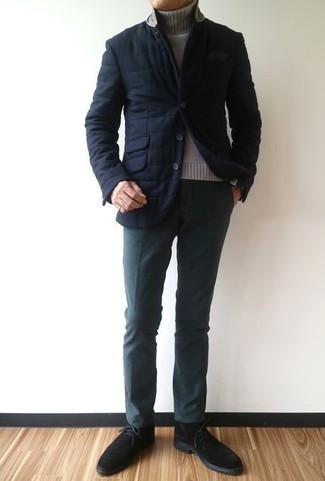 Comment porter un blazer matelassé: Opte pour un blazer matelassé avec un pantalon chino bleu marine pour créer un look chic et décontracté. Une paire de bottines chukka en daim noires est une option judicieux pour complèter cette tenue.