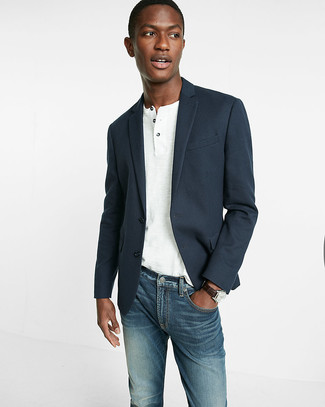 Comment porter un blazer bleu marine et vert pour un style decontractés quand il fait chaud: Essaie d'associer un blazer bleu marine et vert avec un jean bleu si tu recherches un look stylé et soigné.