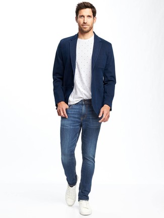 Comment porter un jean bleu avec des baskets basses en cuir blanches: Harmonise un blazer bleu marine avec un jean bleu pour achever un look habillé mais pas trop. Pour les chaussures, fais un choix décontracté avec une paire de baskets basses en cuir blanches.