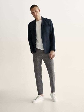 Comment porter un blazer bleu avec un pantalon chino gris: Harmonise un blazer bleu avec un pantalon chino gris pour créer un look chic et décontracté. D'une humeur audacieuse? Complète ta tenue avec une paire de baskets basses en toile blanches.