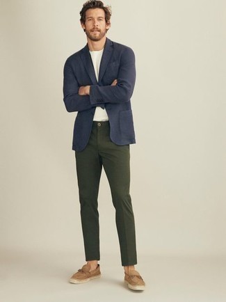 Comment porter un blazer bleu marine avec des slippers en daim beiges à 30 ans: Pense à associer un blazer bleu marine avec un pantalon chino vert foncé pour aller au bureau. Une paire de slippers en daim beiges apportera une esthétique classique à l'ensemble.
