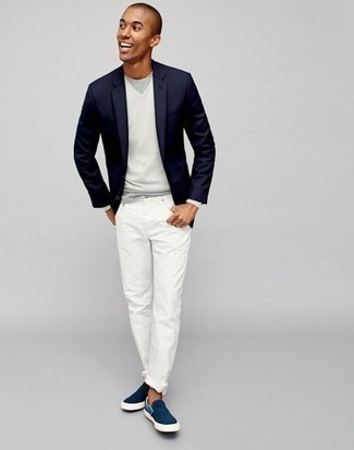 Comment porter des baskets à enfiler bleu marine: Harmonise un blazer bleu marine avec un jean blanc pour un look idéal au travail. Pour les chaussures, fais un choix décontracté avec une paire de baskets à enfiler bleu marine.