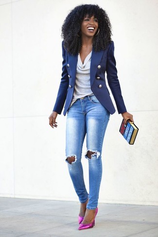 Comment porter un jean skinny bleu clair: Pour créer une tenue idéale pour un déjeuner entre amis le week-end, associe un blazer bleu avec un jean skinny bleu clair. Termine ce look avec une paire de escarpins en cuir fuchsia.