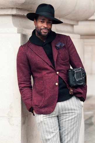 Comment porter un blazer en laine bordeaux: Essaie de marier un blazer en laine bordeaux avec un pantalon de costume à rayures verticales gris pour un look pointu et élégant.
