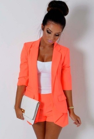 Comment porter un blazer avec un bustier