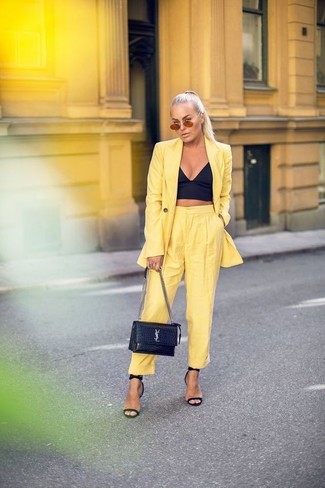 Comment porter un blazer avec un bustier