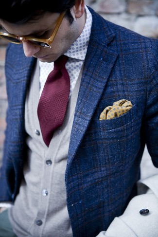 Tenue: Blazer écossais bleu, Cardigan gris, Chemise à manches longues á pois blanc et bleu, Cravate bordeaux