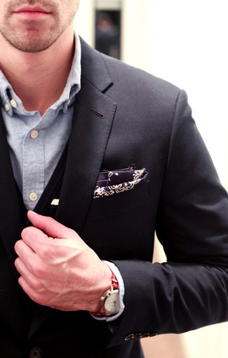 Comment porter une pochette de costume violette: Pense à associer un blazer noir avec une pochette de costume violette pour un look idéal le week-end.