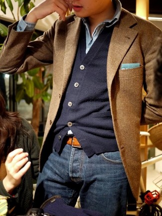 Comment porter un blazer en laine marron avec un jean bleu: Pense à marier un blazer en laine marron avec un jean bleu pour créer un look chic et décontracté.