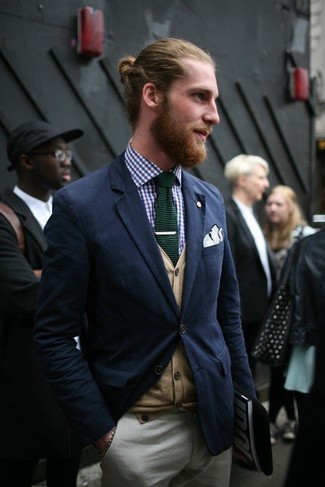 Comment porter une cravate en laine vert foncé: Pense à porter un blazer bleu marine et une cravate en laine vert foncé pour dégager classe et sophistication.