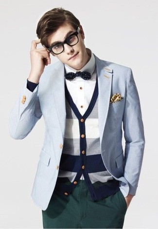 Tenue: Blazer bleu clair, Cardigan à rayures horizontales blanc et bleu marine, Chemise de ville blanche, Pantalon chino vert foncé