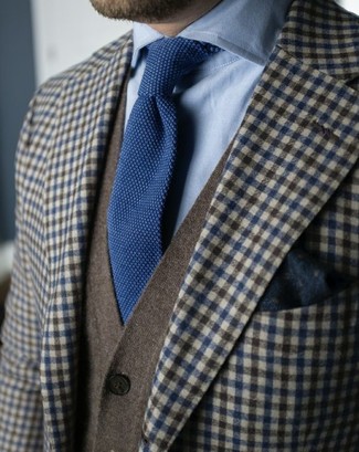 Tenue: Blazer en laine en vichy marron, Cardigan olive, Chemise de ville bleu clair, Cravate en tricot bleu marine