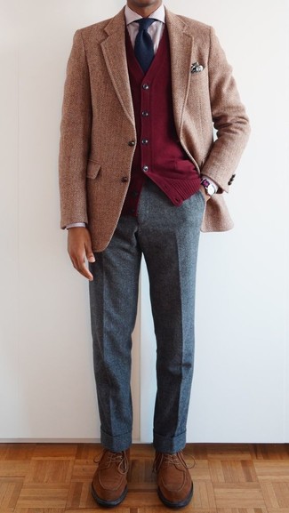 Comment porter un cardigan rouge: Essaie d'harmoniser un cardigan rouge avec un pantalon de costume en laine gris pour un look pointu et élégant. Une paire de chaussures derby en daim marron s'intégrera de manière fluide à une grande variété de tenues.