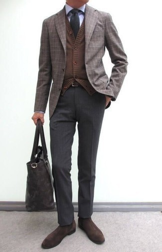 Comment porter un cardigan marron: Essaie de marier un cardigan marron avec un pantalon de costume gris foncé pour un look classique et élégant. Une paire de bottines chelsea en daim marron foncé est une option judicieux pour complèter cette tenue.