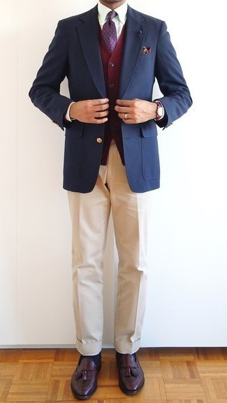 Comment porter un pantalon de costume marron clair avec un blazer bleu marine: Pense à associer un blazer bleu marine avec un pantalon de costume marron clair pour une silhouette classique et raffinée. Une paire de mocassins à pampilles en cuir bordeaux est une option génial pour complèter cette tenue.