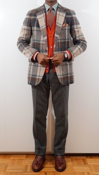 Comment porter un cardigan rouge: L'association d'un cardigan rouge et d'un pantalon de costume en laine gris foncé te démarquera de la masse sans trop être “too much”. Cette tenue se complète parfaitement avec une paire de mocassins à pampilles en cuir marron.