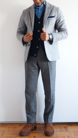 Comment porter un pantalon de costume en laine gris: Porte un blazer gris et un pantalon de costume en laine gris pour un look pointu et élégant. Cette tenue est parfait avec une paire de chaussures derby en daim marron.
