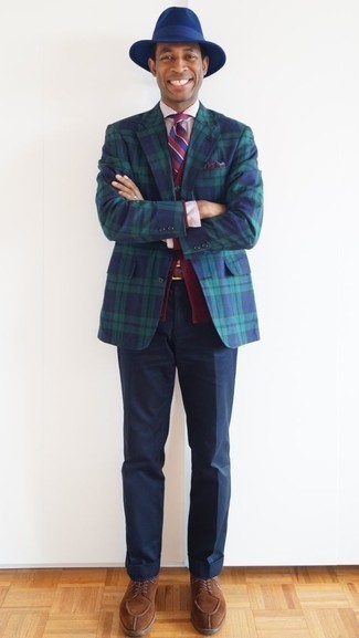 Comment porter un blazer écossais bleu marine et vert: Essaie de marier un blazer écossais bleu marine et vert avec un pantalon de costume bleu marine pour dégager classe et sophistication. Une paire de chaussures derby en daim marron est une option génial pour complèter cette tenue.