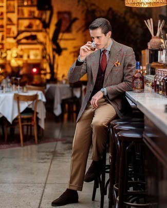 Comment porter une cravate imprimée bordeaux: L'association d'un blazer écossais gris et d'une cravate imprimée bordeaux peut te démarquer de la foule. Une paire de slippers en daim marron foncé est une option judicieux pour complèter cette tenue.