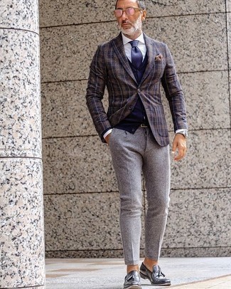 Comment porter des slippers en cuir gris: Associe un blazer écossais bleu marine avec un pantalon chino en laine gris pour prendre un verre après le travail. D'une humeur audacieuse? Complète ta tenue avec une paire de slippers en cuir gris.
