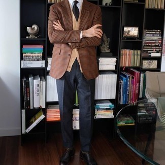 Un blazer à porter avec un cardigan marron clair pour un style elégantes: Essaie d'associer un blazer avec un cardigan marron clair pour aller au bureau. Une paire de chaussures richelieu en cuir marron foncé ajoutera de l'élégance à un look simple.